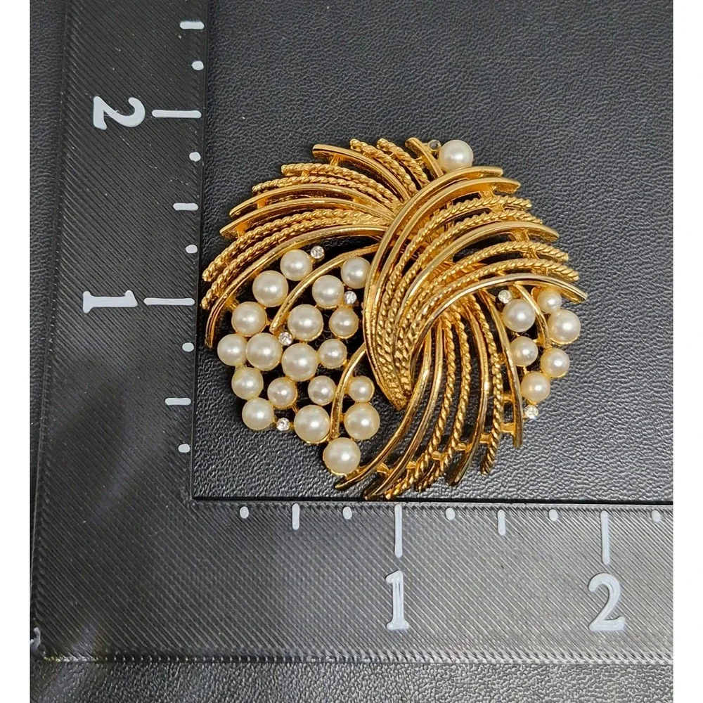 Vintage Lisner Brooch Woman Gold Faux Pearl Rhinestone Sunburst Spray Pin READ